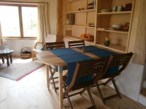 a dining room with a table and some chairs at Alojamientos Manzanela in Nela