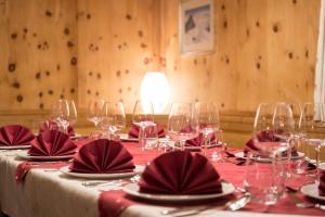 a table set with wine glasses and red napkins at Hotel Gabl by Alpeffect Hotels in Sankt Anton am Arlberg