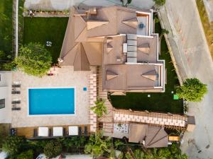 een uitzicht op een huis met een zwembad bij WEST HOUSE EXCLUSIVE HOTEL in Göcek