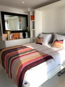 um quarto com uma cama grande e um espelho grande em Luxe studio/suite met zeezicht en volle zon em Knokke-Heist