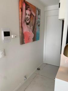 uma cozinha com um quadro pendurado na parede em Luxe studio/suite met zeezicht en volle zon em Knokke-Heist