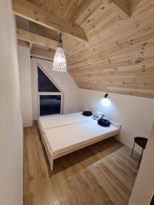 Ein Bett oder Betten in einem Zimmer der Unterkunft Na Hamaku Jacuzzi & Sauna