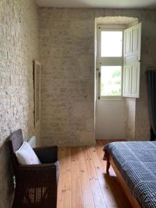 - une chambre avec un lit et une fenêtre dans l'établissement Canel, à Thézac