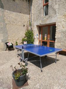 Stolní tenis v ubytování Hôtel Restaurant le clos de l 'Ancien Pressoir nebo okolí