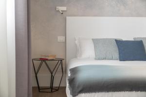 A bed or beds in a room at Fornace Loft with Dependance R&R