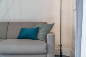 A seating area at Fornace Loft with Dependance R&R