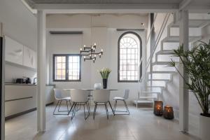 A seating area at Fornace Loft with Dependance R&R