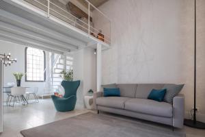 A seating area at Fornace Loft with Dependance R&R