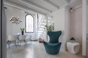 A seating area at Fornace Loft with Dependance R&R