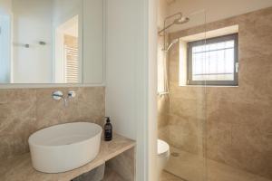 A bathroom at Fornace Loft with Dependance R&R