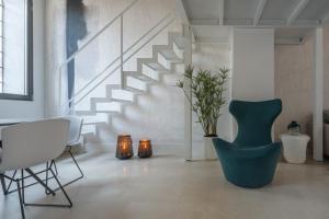 A seating area at Fornace Loft with Dependance R&R
