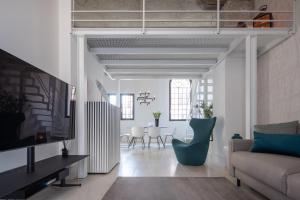A seating area at Fornace Loft with Dependance R&R