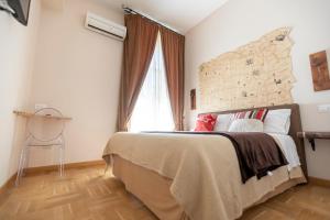 ein Schlafzimmer mit einem großen Bett und einem Fenster in der Unterkunft City Soul B&B in Neapel