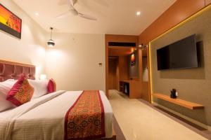เตียงในห้องที่ Lords Eco Inn Jamnagar