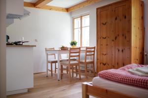 een keuken en eetkamer met een tafel en stoelen bij Berghof Seiser Toni in Oberhöflein