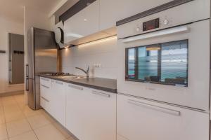 Kuchyňa alebo kuchynka v ubytovaní Apartman LAURA