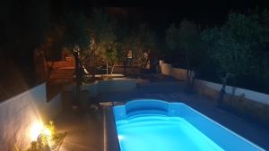 Bazén v ubytování House Oliva with private pool and large garden nebo v jeho okolí