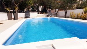 Bazen v nastanitvi oz. blizu nastanitve House Oliva with private pool and large garden