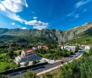 Blick auf eine Stadt mit Bergen im Hintergrund in der Unterkunft Villa Dubelj Dubrovnik in Mokošica