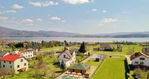 un piccolo villaggio con un lago sullo sfondo di Ośrodek Wypoczynkowy IGOR nad Jeziorem Żywieckim a Żywiec