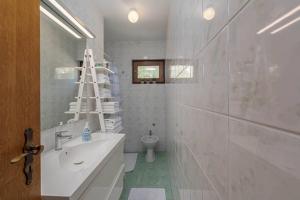 Um banheiro em Apartment Fijan (A4+1)