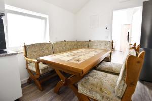 Posezení v ubytování Moderne Ferienwohnung mit Sat-TV & WLAN + 19 fotografií