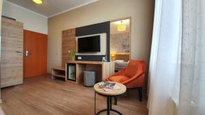 TV a/nebo společenská místnost v ubytování Hotel Atlas Halle