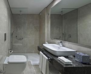 La salle de bains est pourvue d'un lavabo, de toilettes et d'un miroir. dans l'établissement Holiday Inn Istanbul Old City, an IHG Hotel, à Istanbul