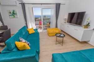 Televízia a/alebo spoločenská miestnosť v ubytovaní Penthouse With Panoramic View Ally