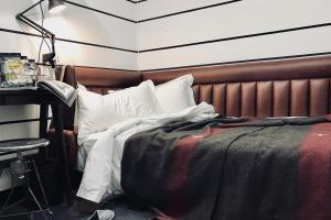 Postel nebo postele na pokoji v ubytování URSIDE Hotel Shanghai The Bund