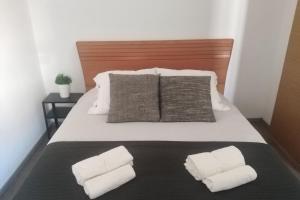 Postel nebo postele na pokoji v ubytování LovelyStay - Casa Palmeira Azul