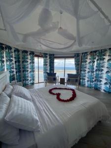 Katil atau katil-katil dalam bilik di Romantic Beach House Vipingo