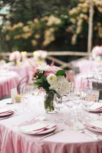 een tafel met een vaas met bloemen erop bij Villa Rina in Amalfi