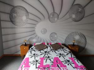 una camera da letto con un letto con un cartello sopra di Chez YOYO a Stavelot