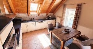 Kuchyň nebo kuchyňský kout v ubytování Cafe Altmühl, Ferienwohnungen Gästehaus Krimhilde direkt am Wasser