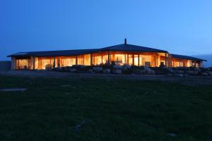 Una casa iluminada por la noche en un campo en Almonta Park Lodge, en Coffin Bay