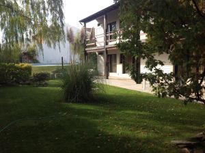 une maison avec une pelouse devant dans l'établissement Apart Hotel TY Coed, à Puerto Madryn
