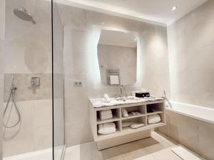 y baño con ducha, lavabo y espejo. en Maison Pic, en Valence