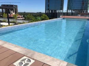 a large swimming pool on top of a building at Monoambiente de Lujo en Equipetrol - You in Santa Cruz de la Sierra