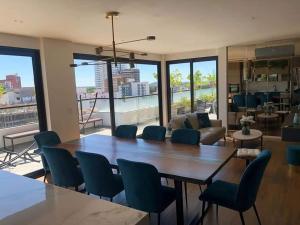 a living room with a large table and chairs at Monoambiente de Lujo en Equipetrol - You in Santa Cruz de la Sierra