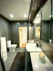 a bathroom with a white sink and a toilet at Apartament Monroe in Ustrzyki Dolne