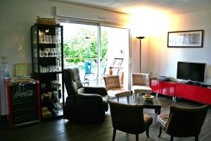 een woonkamer met stoelen en een tafel en een televisie bij BonAbri Vacances - Chambres d'hôtes in Chazelles