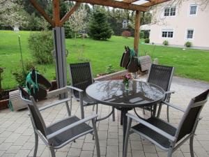 a patio with a table and chairs on a patio at Ferienhaus Mühlfeldner in Laufen