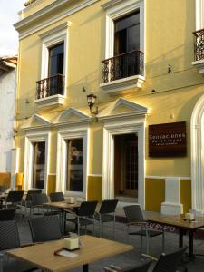 een gebouw met tafels en stoelen voor een gebouw bij Hotel Ciudad Real Centro Historico in San Cristóbal de Las Casas