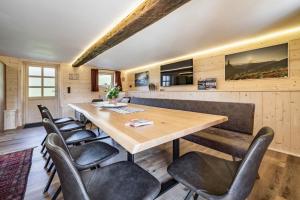 uma sala de jantar com uma mesa de madeira e cadeiras em STAUDACH - Alpinresidenz Zillertal em Ramsau im Zillertal