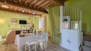 A television and/or entertainment centre at Ai Due Cuori 4, Emma Villas
