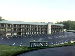 an empty parking lot in front of a building at Smart Extended Stay in Beckley
