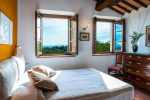 - une chambre avec un lit, des fenêtres et une commode dans l'établissement BOSSONCINA 8&1, Emma Villas, à Montepulciano