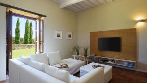 A television and/or entertainment centre at CA MAGGIORE 10&2, Emma Villas