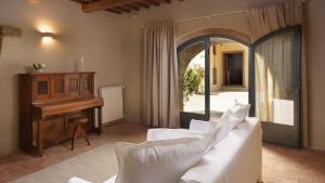 A bed or beds in a room at CA MAGGIORE 10&2, Emma Villas